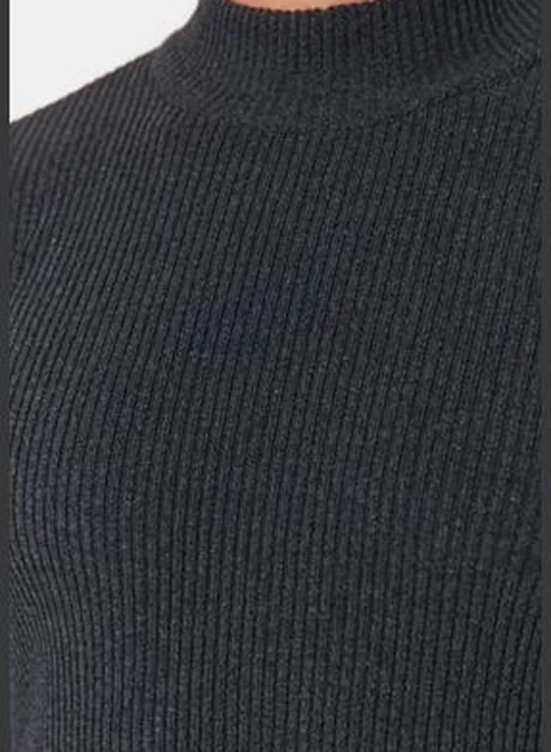 ترينديول سترة تريكو رجالية من Anthracite ضيقة بنصف الياقة المدورة.