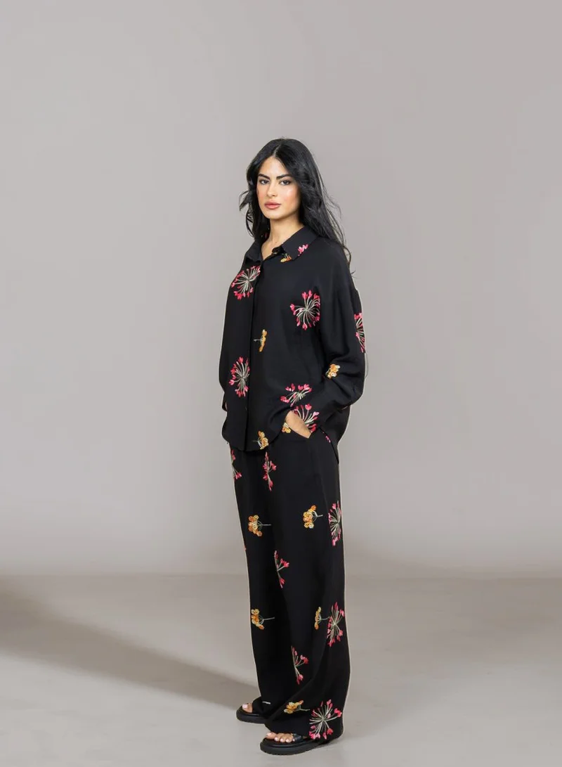 بوند طقم فلورا أسود بنقشة زهور مطرزة