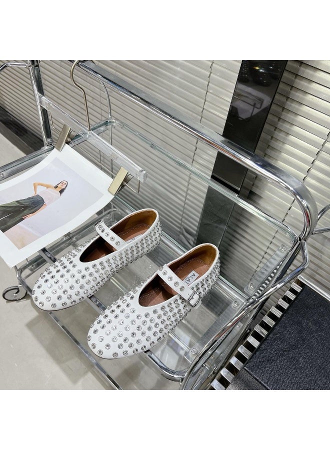 عاليا باريس حذاء ماري جين أبيض مرصع بالمسامير من Alaia - Image 1