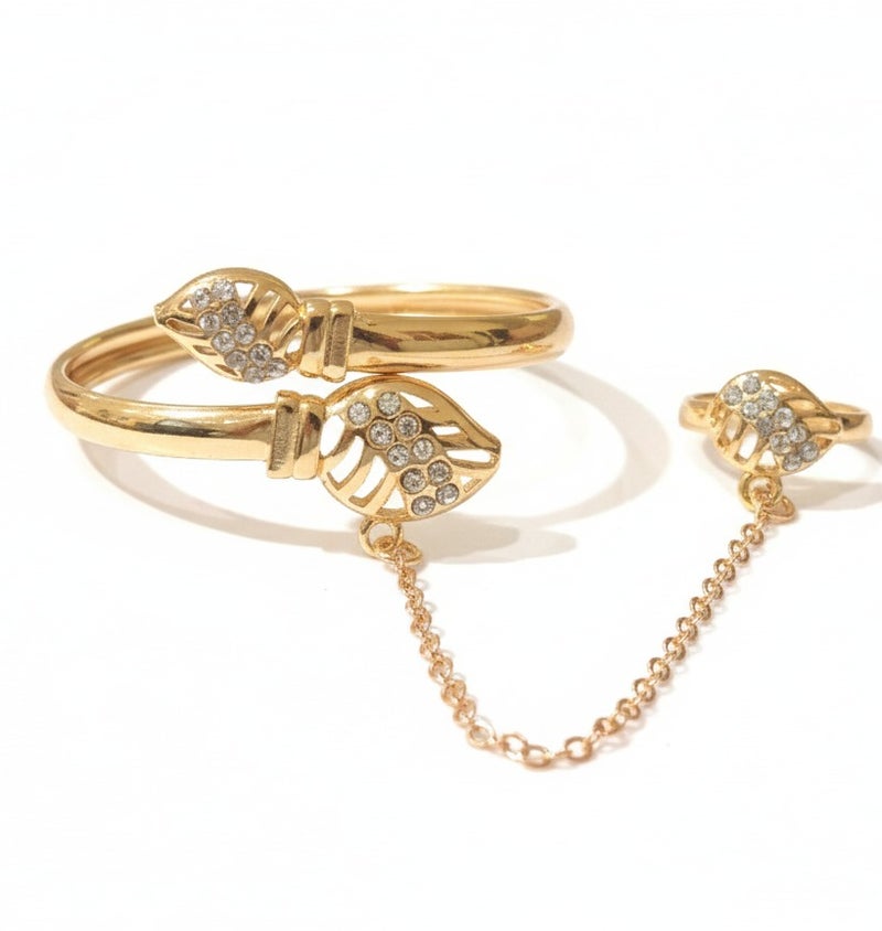World Luxury Girls' gold accessory set (bracelet connected to a ring) with a hollow leaf design and crystal embellishments - Image 3