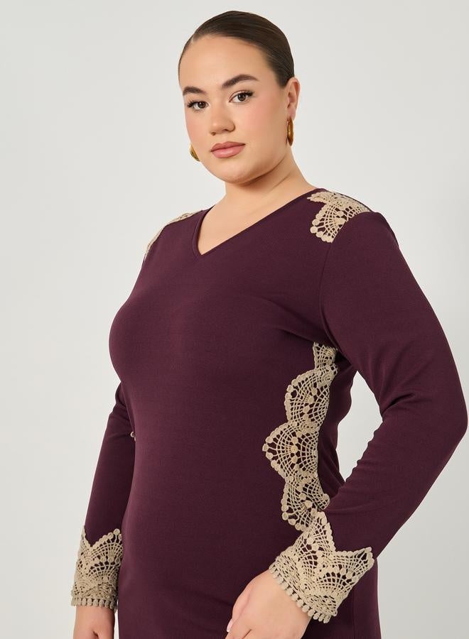 ستايلي فستان ميدي ضيق بياقة على شكل حرف  مزين بالدانتيل للمقاسات الكبيرة - Image 4