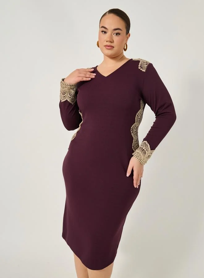 Styli Plus Size Lace Insert V-Neck Bodycon Midi Dress