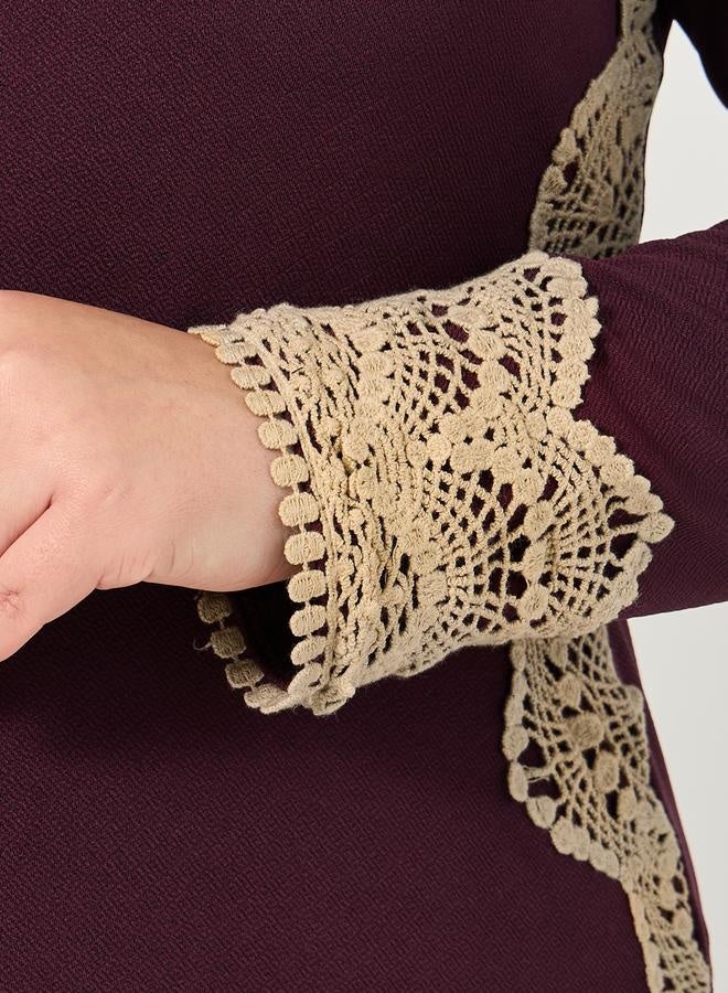 ستايلي فستان ميدي ضيق بياقة على شكل حرف  مزين بالدانتيل للمقاسات الكبيرة - Image 5