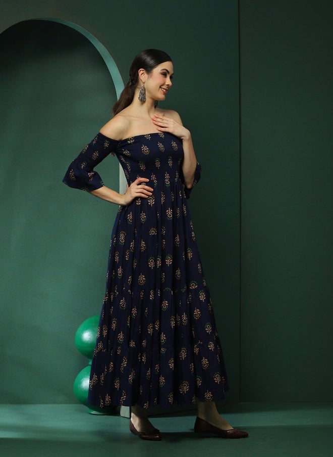 أيه كيه إس فستان ماكسي نسائي أزرق داكن مطبوع بالزهور بكتف مكشوف - Image 3