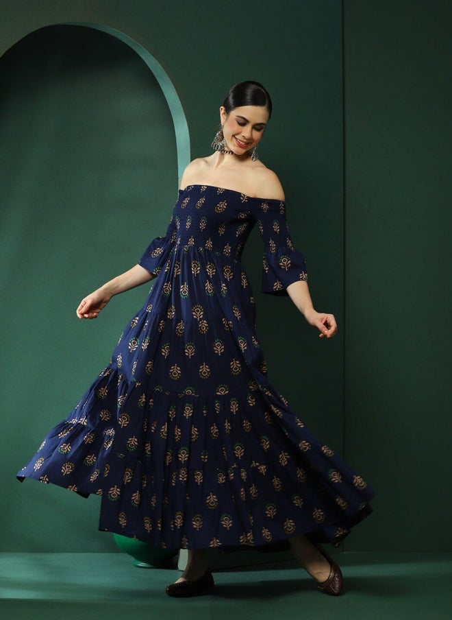 أيه كيه إس فستان ماكسي نسائي أزرق داكن مطبوع بالزهور بكتف مكشوف - Image 4