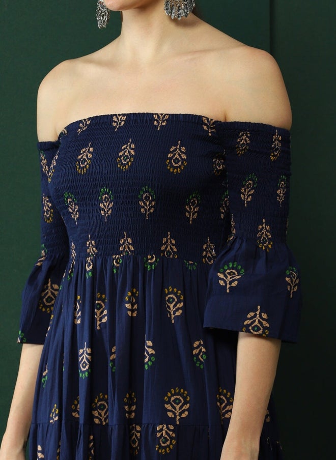 أيه كيه إس فستان ماكسي نسائي أزرق داكن مطبوع بالزهور بكتف مكشوف - Image 2