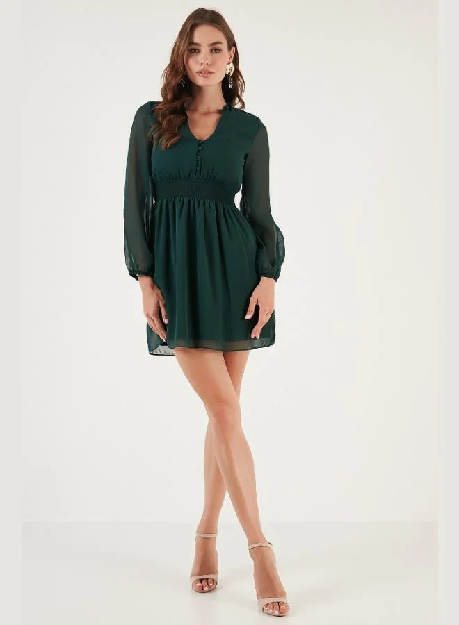 ليلا فستان قصير ليلا بياقة على شكل حرف  بقصة عادية بتفاصيل أزرار من الشيفون للنساء