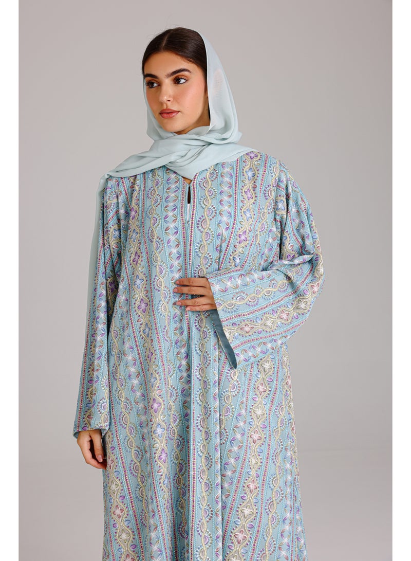 اكسا عباية قصة واسعة نقوش ربيعية ازرق فاتح - Image 2
