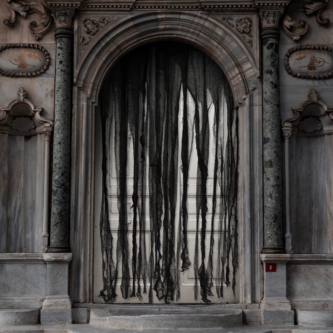 3 PCS HALLOWEEN BLACK DOORWAY CURTAIN 65 X 39 INCH CREEPY GAUZE FOR DOOR CURTAIN DECORATIONS SCARY SPOOKY CLOTH FOR HALLOWEEN PARTY HAUNTED HOUSE ENTRANCE DECOR