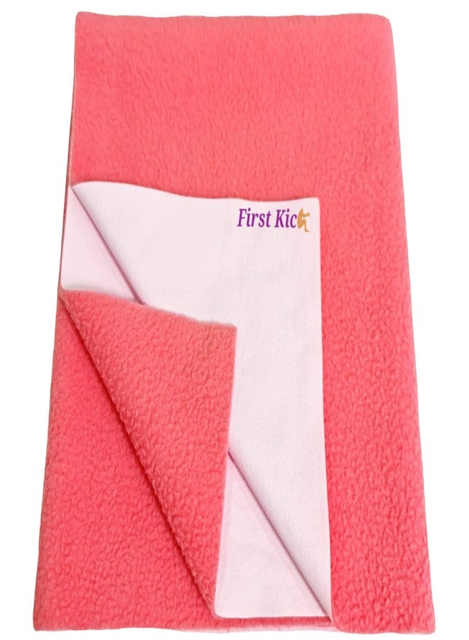First Kick ملاءة سرير أطفال من فيرست كيك إنستادراي، مصنوعة من الصوف المقاوم للوبر، فائقة الامتصاص وسريعة الجفاف، لحماية سرير الطفل، مقاومة للماء، مقاس متوسط 100×70 سم، عبوة من قطعة واحدة، لون وردي فاتح - Image 1