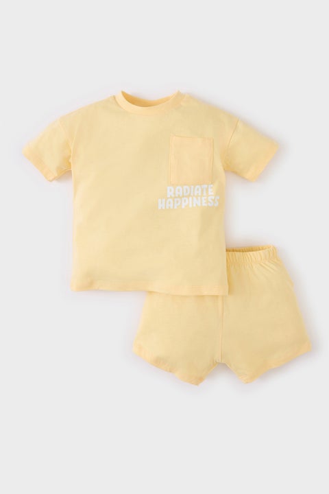 طقم اولادي بطبعة شعار قصة عادية - قطعتين