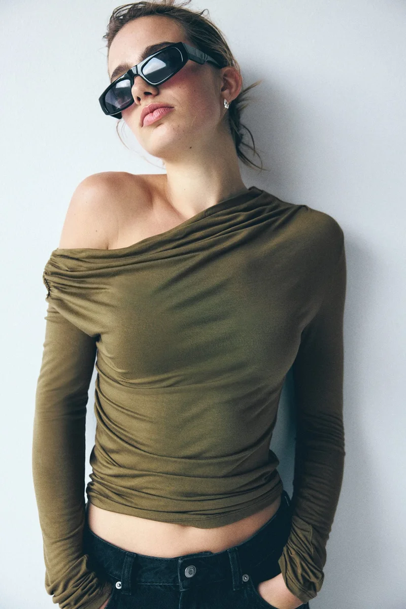 اتش اند ام بلوزة بكتف واحد بتصميم منسدل