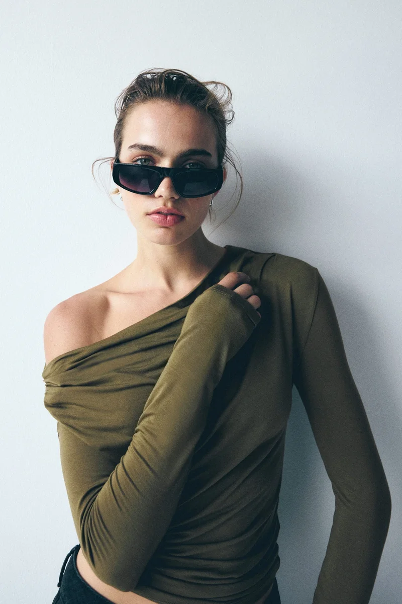 اتش اند ام بلوزة بكتف واحد بتصميم منسدل