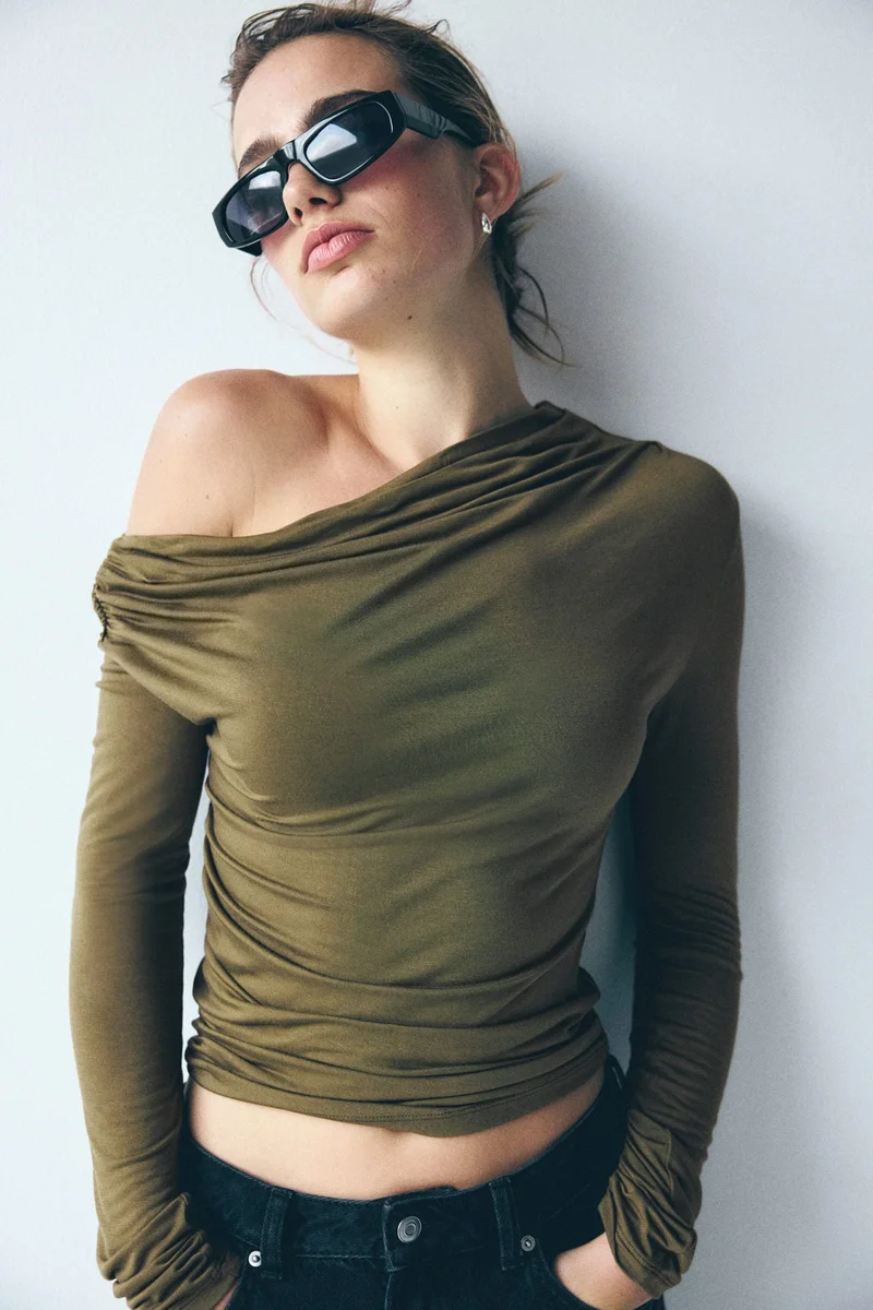 اتش اند ام بلوزة بكتف واحد بتصميم منسدل