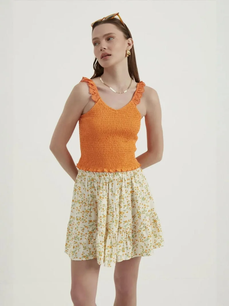 هيكاب بلوزة قصيرة بياقة على شكل حرف  وزمزمة