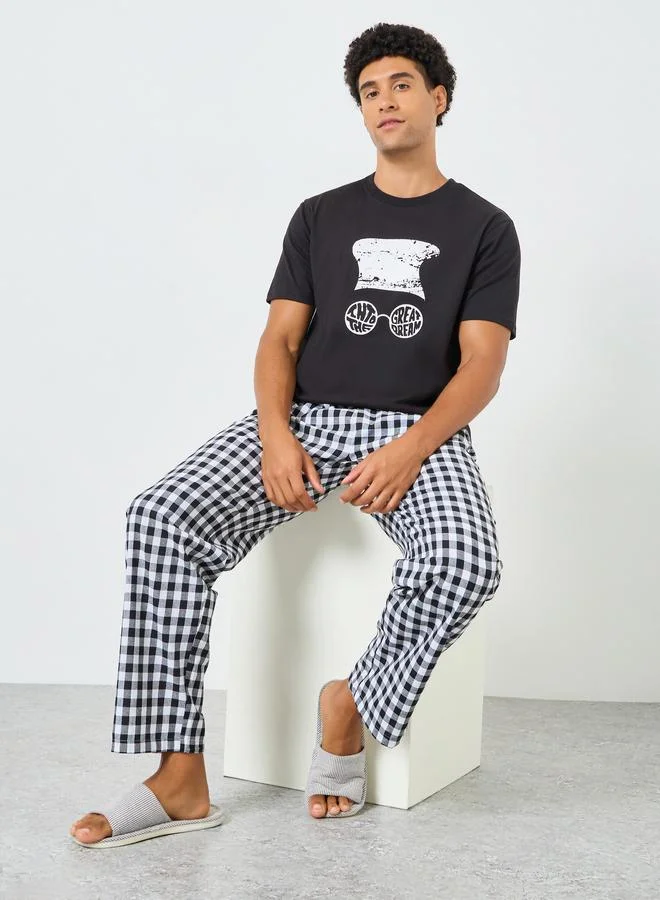 Men Graphic Print T-Shirt and Checked Pyjama Set