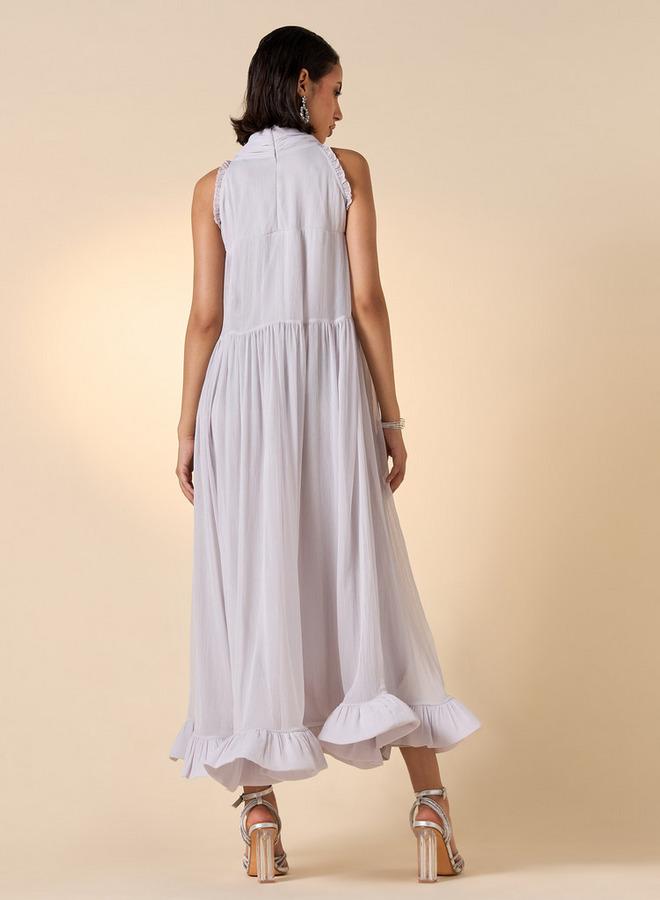 ايكونيك فستان مزين بلا أكمام متوسط الطول بياقة عالية وحواف كشكش من آيكونيك - Image 3