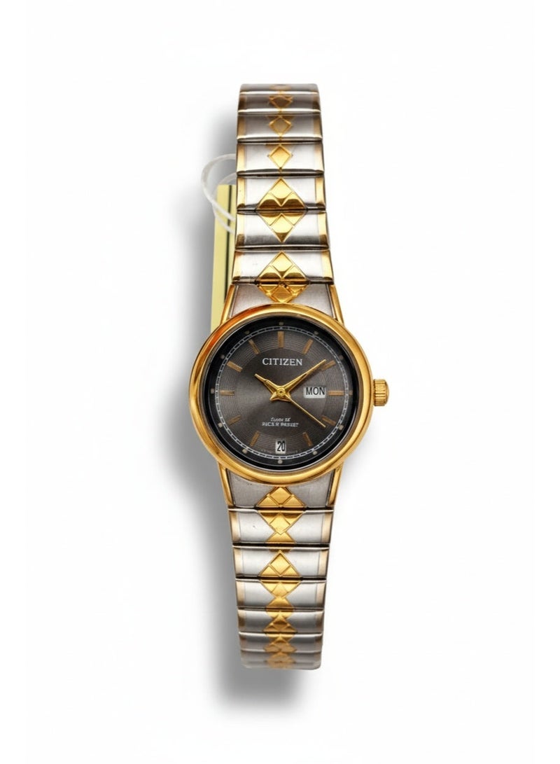 سيتيزن طقم ساعات سيتيزن كوارتز توينز رجالي ونسائي ستانلس ستيل ثنائي اللون ميناء أسود عرض يوم وتاريخ - Image 2