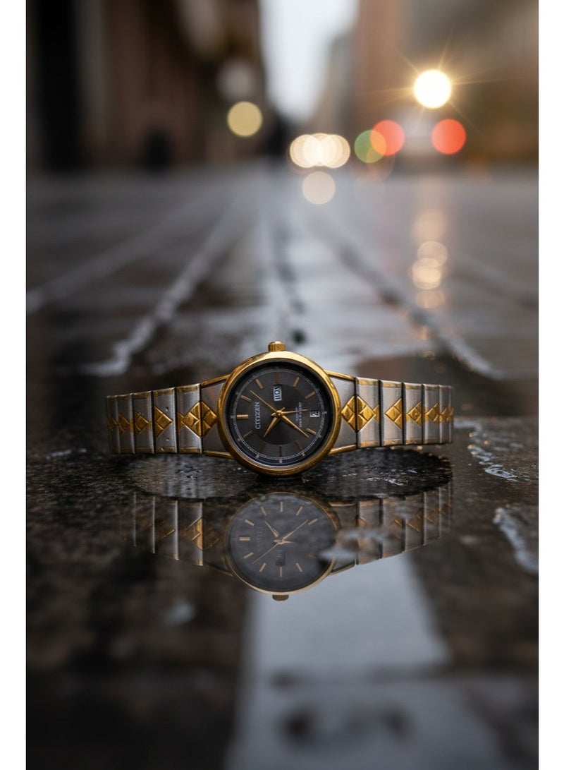 سيتيزن طقم ساعات سيتيزن كوارتز توينز رجالي ونسائي ستانلس ستيل ثنائي اللون ميناء أسود عرض يوم وتاريخ - Image 3