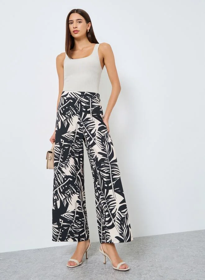 تايك تو بنطال بأرجل واسعة بطبعة أوراق