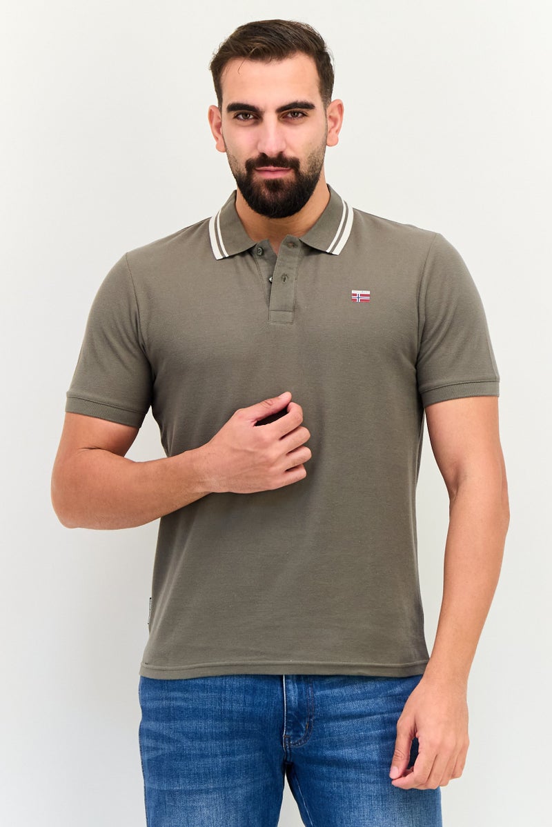 Nordland قميص بولو قصير الأكمام بتصميم عادي للرجال بشعار العلامة التجارية، زيتوني - Image 1