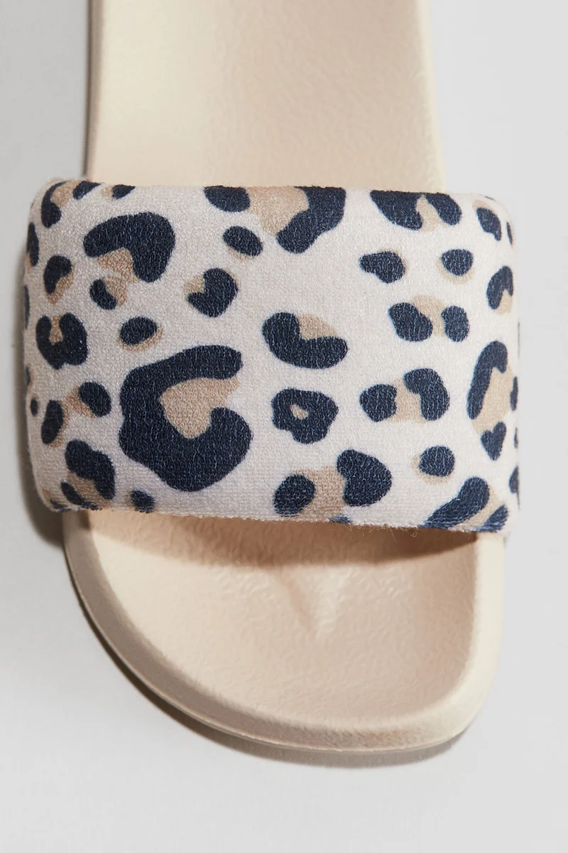 اتش اند ام حذاء للمسبح