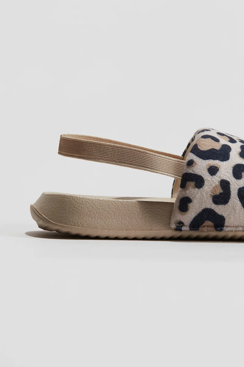 اتش اند ام حذاء للمسبح