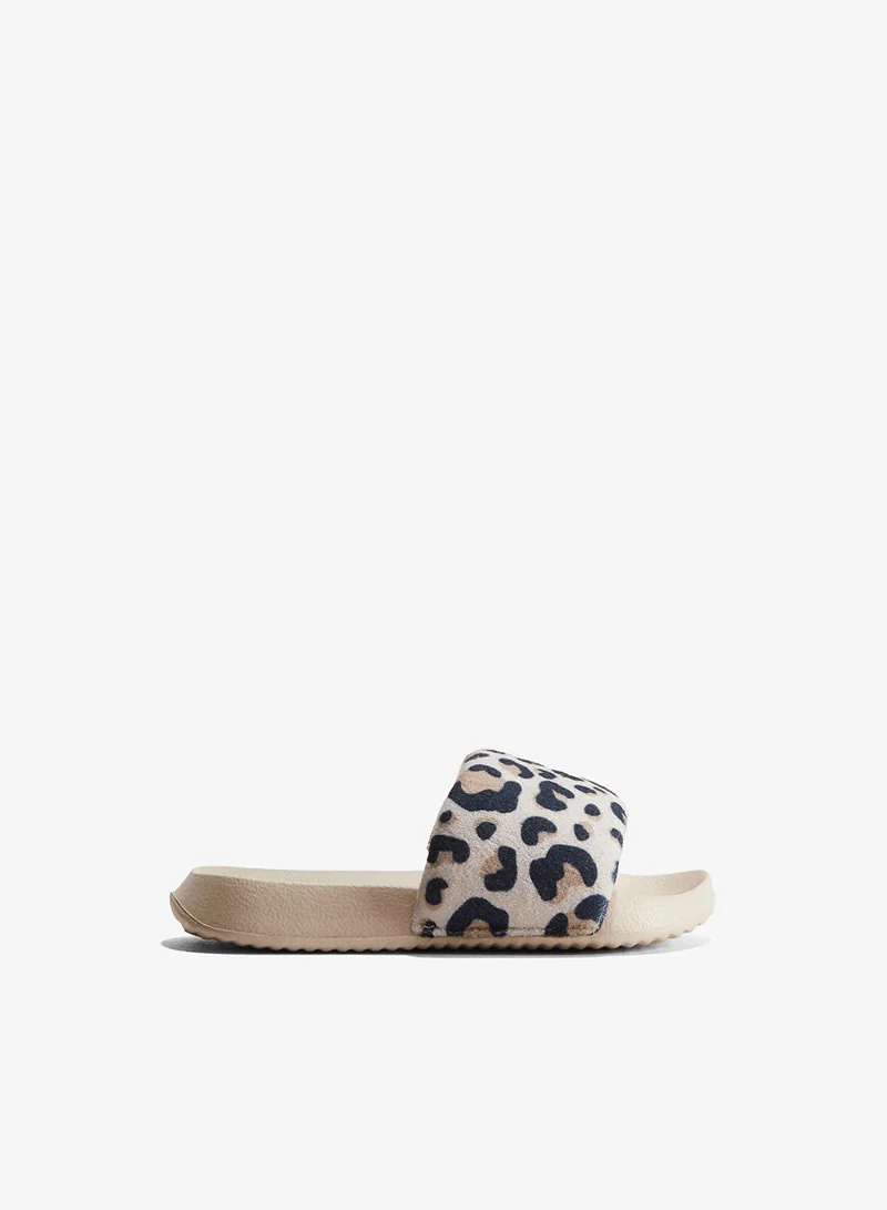 اتش اند ام حذاء للمسبح