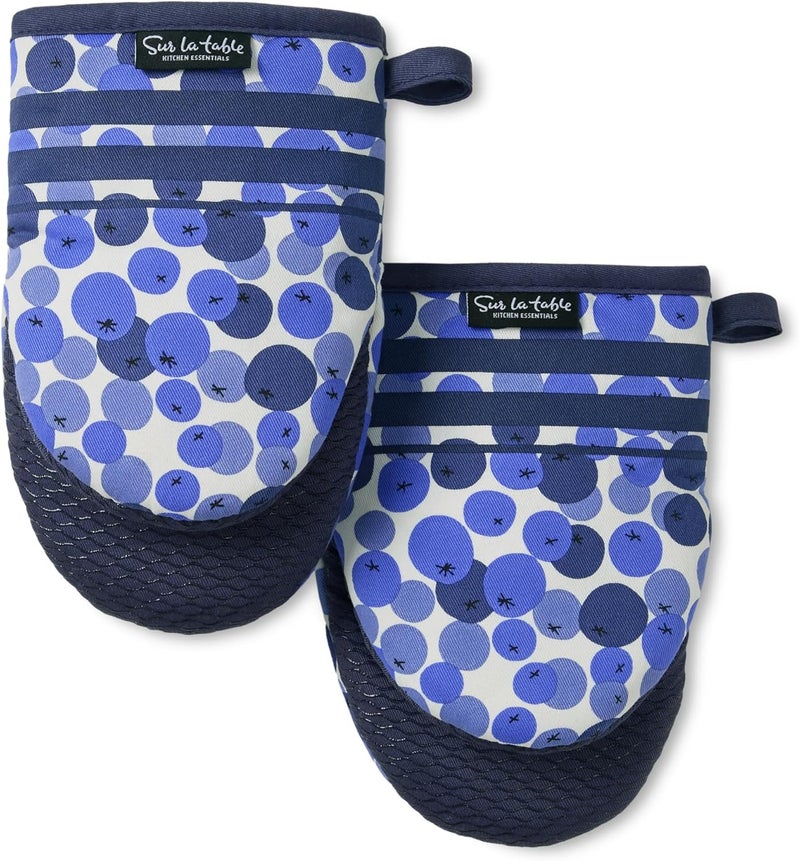 Sur La Table Kitchen Essentials Fresh Blueberries Fruit Mini Oven Mitt 2-Pack Set, Heat Resistant, 100% Cotton, Flexible Non-Slip Silicone Grip, Blue/White, 5.5"x8" - Image 1