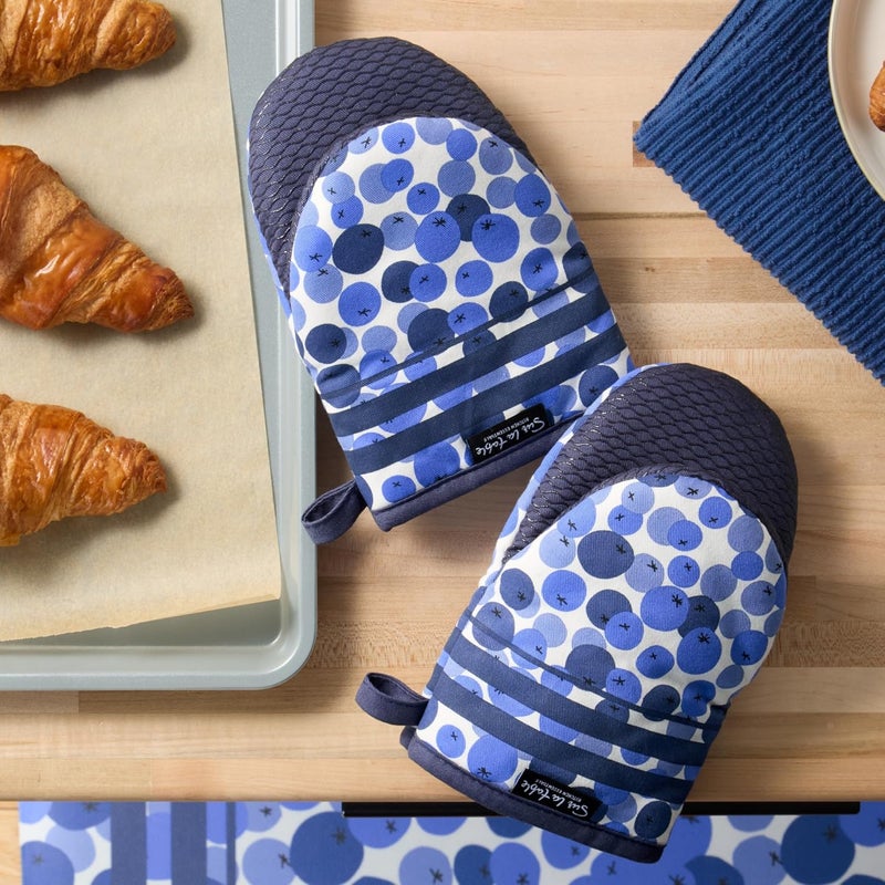 Sur La Table Kitchen Essentials Fresh Blueberries Fruit Mini Oven Mitt 2-Pack Set, Heat Resistant, 100% Cotton, Flexible Non-Slip Silicone Grip, Blue/White, 5.5"x8" - Image 2
