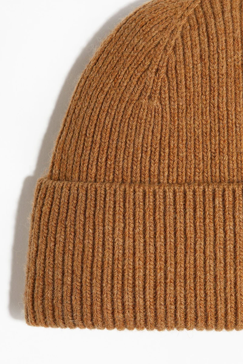 اتش اند ام قبعة من مزيج الصوف محبوكة بتصميم مرن