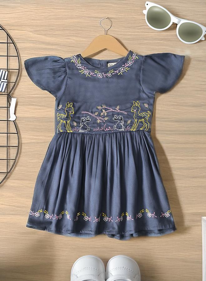 بيلا مودا فستان بيلا مودا مطرز بطيات بطول الركبة - Image 1