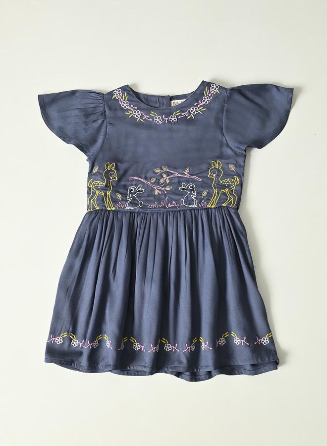 بيلا مودا فستان بيلا مودا مطرز بطيات بطول الركبة - Image 2