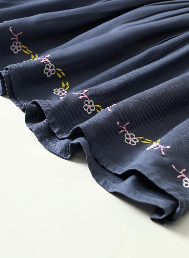 بيلا مودا فستان بيلا مودا مطرز بطيات بطول الركبة - Image 5