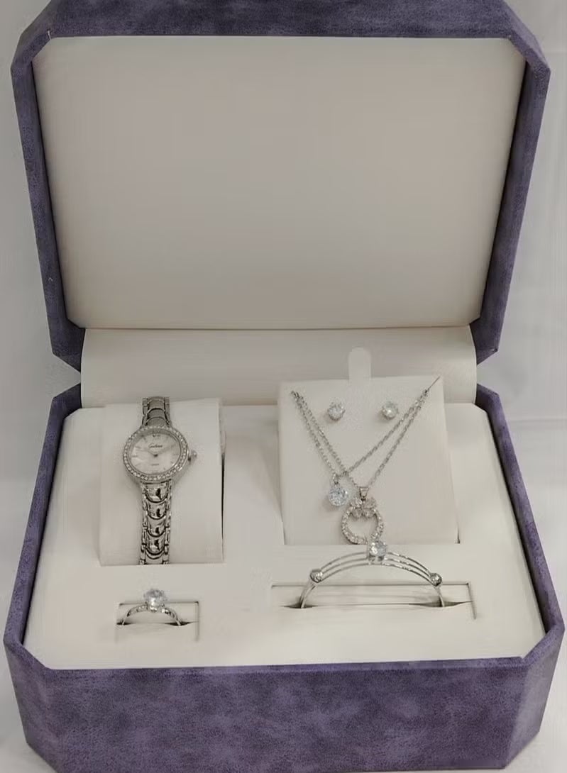 Women's watch with a bracelet and a ring made of zircon