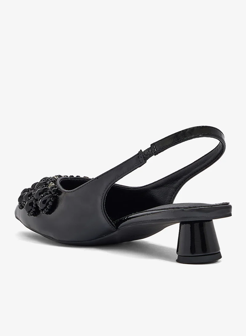 خزانة حذاء بكعب متوسط بتفاصيل مزخرفة