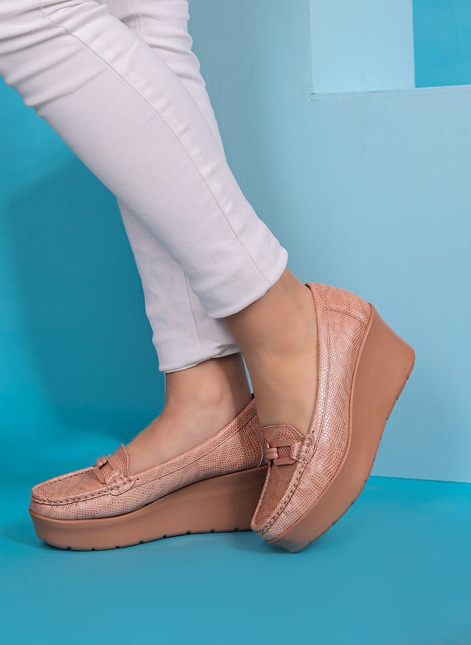 She Zone أحذية ويدج مزخرفة ذات قوام خوخي للنساء - Image 1