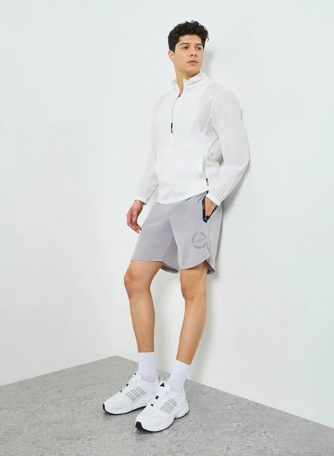 ستايلي شورت مطبوع بقصة عادية وجيب بسحاب