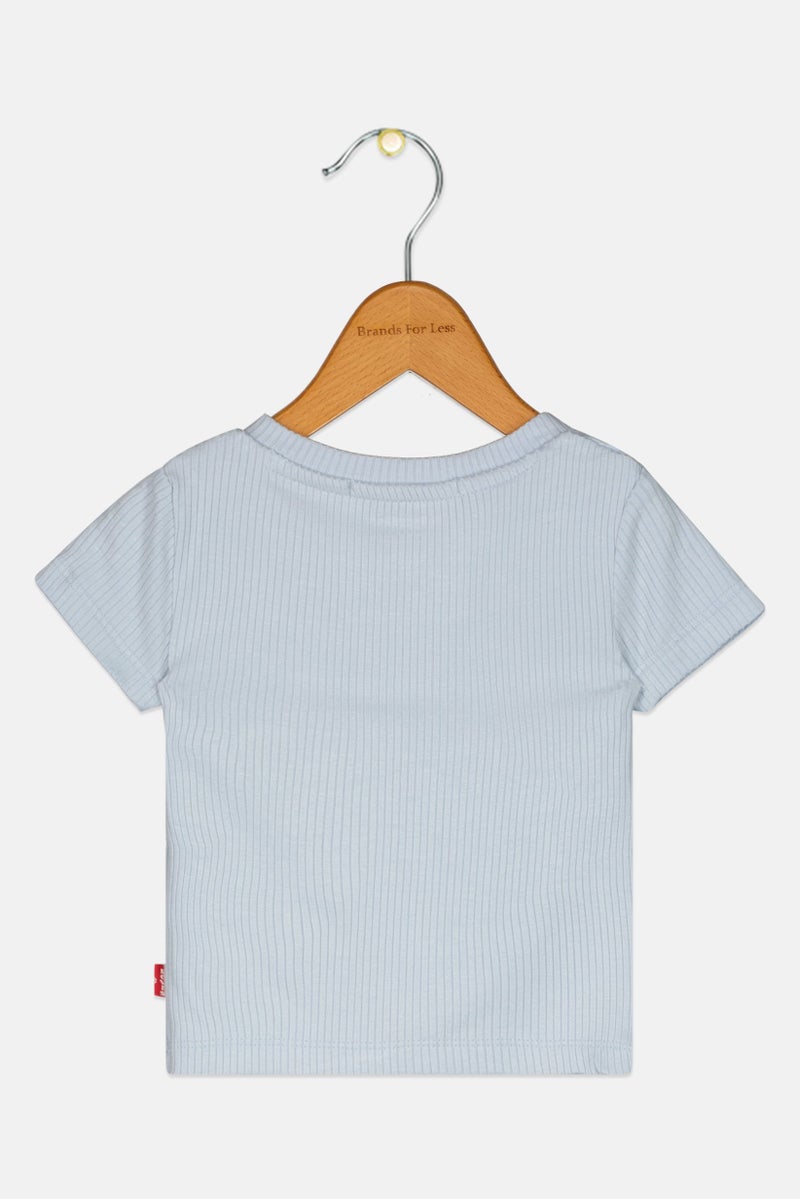 Levi's بلوزة قصيرة الأكمام مع ياقة مضلعة للبنات الصغيرات، مزينة بشعار، لون أزرق فاتح - Image 2