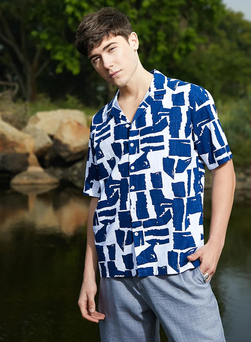 Campus Sutra Campus Sutra Men's Electric Blue & Cream White Imprint Oversized Shirt For Casual Wear | Cuban Collar | Short Sleeves | Button Closure | Oversized Shirt Crafted With Comfort Fit For Everyday Wear