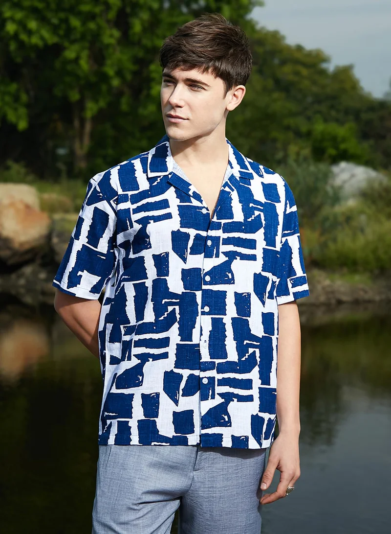 Campus Sutra Campus Sutra Men's Electric Blue & Cream White Imprint Oversized Shirt For Casual Wear | Cuban Collar | Short Sleeves | Button Closure | Oversized Shirt Crafted With Comfort Fit For Everyday Wear