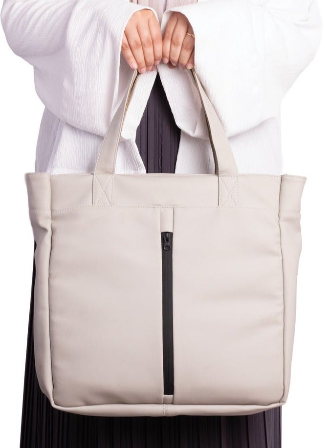ايه ار سابلاي AR Tote Bag من Arij Bags | شنطة يد كبيرة للابتوب والاستخدام اليومي، بحزام كروس قابل للفك والتعديل، جيب رئيسي واسع، جيب لابتوب، جيوب داخلية متعددة، جيب أمامي سريع (39 × 38 × 12 سم) (رمادي) - Image 1