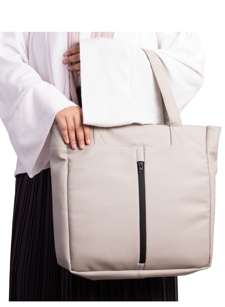 ايه ار سابلاي AR Tote Bag من Arij Bags | شنطة يد كبيرة للابتوب والاستخدام اليومي، بحزام كروس قابل للفك والتعديل، جيب رئيسي واسع، جيب لابتوب، جيوب داخلية متعددة، جيب أمامي سريع (39 × 38 × 12 سم) (رمادي) - Image 2