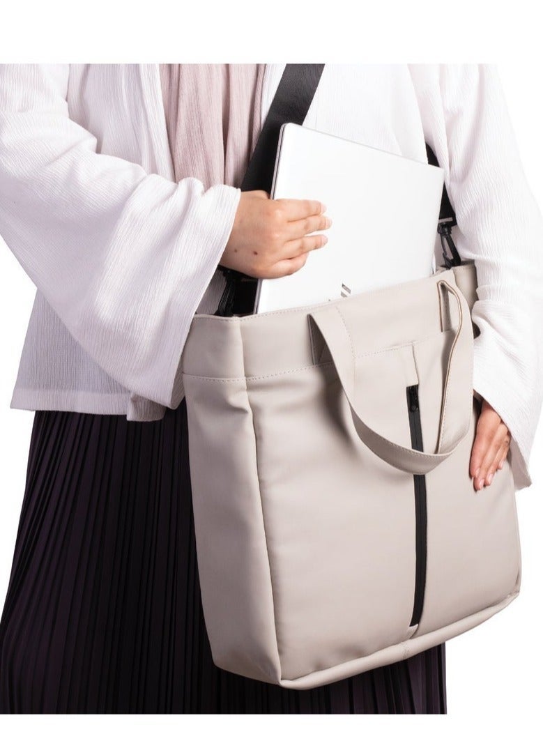 ايه ار سابلاي AR Tote Bag من Arij Bags | شنطة يد كبيرة للابتوب والاستخدام اليومي، بحزام كروس قابل للفك والتعديل، جيب رئيسي واسع، جيب لابتوب، جيوب داخلية متعددة، جيب أمامي سريع (39 × 38 × 12 سم) (رمادي) - Image 4