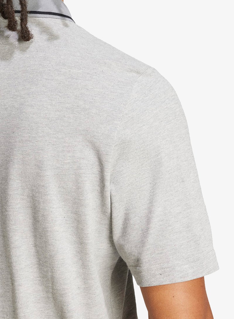 اديداس تيشيرت بياقة بولو مزين بشعار صغير ملفت - Image 4