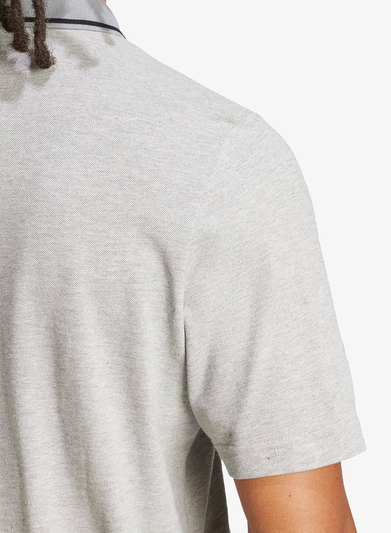 اديداس تيشيرت بياقة بولو مزين بشعار صغير ملفت - Image 4