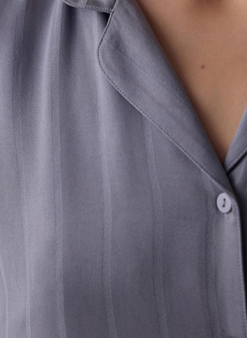 بنتي طقم بيجامة شورت وقميص ساتان كلوي رمادي - Image 2