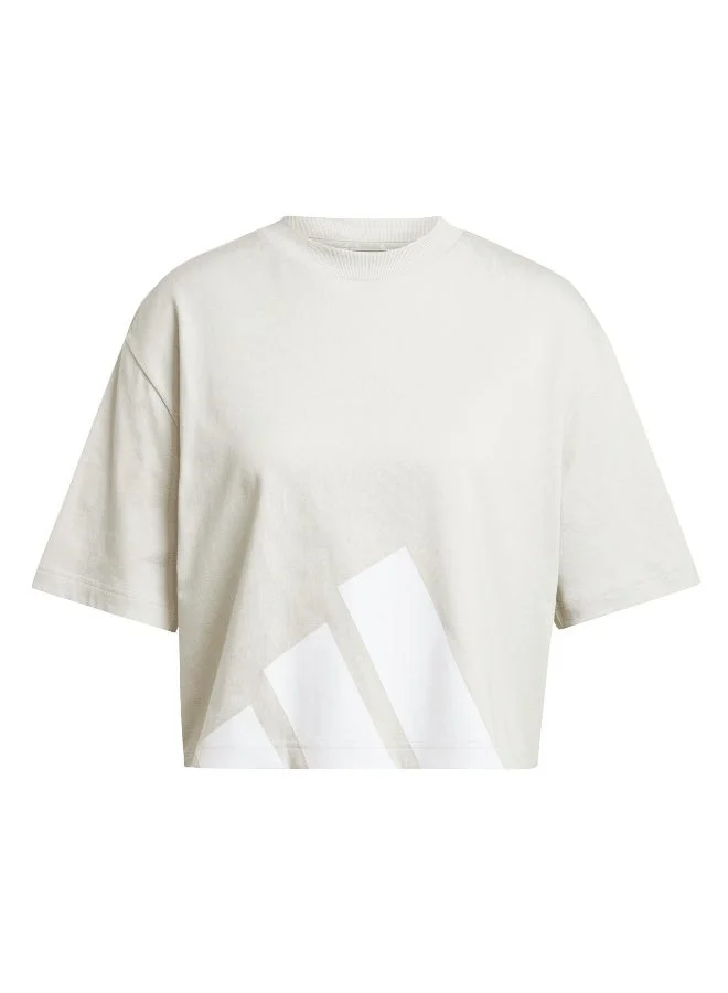 اديداس تيشيرت نسائي برسومات وشعار كبير بستايل بوي فريند