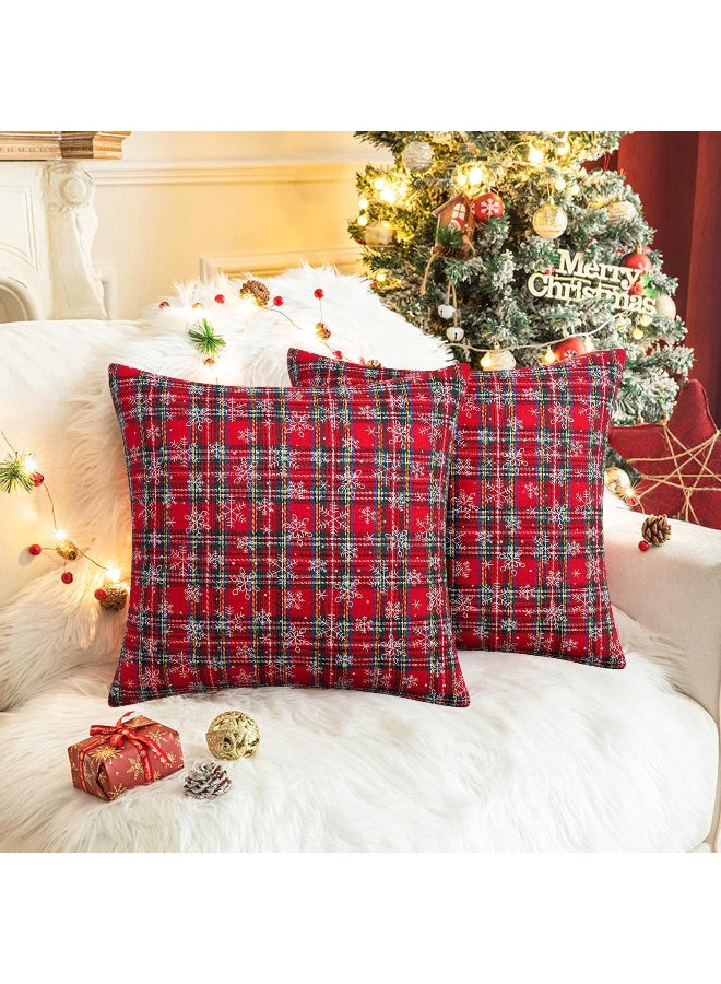 HI-FINE عبوة من 2 غطاء وسادة مزخرف بمناسبة عيد الميلاد بنمط الكاروهات مع ثلج، غطاء وسادة اسكتلندي للكنبة، ديكور عطلة للمزرعة باللونين الأحمر والأخضر، 18x18 بوصة - Image 1