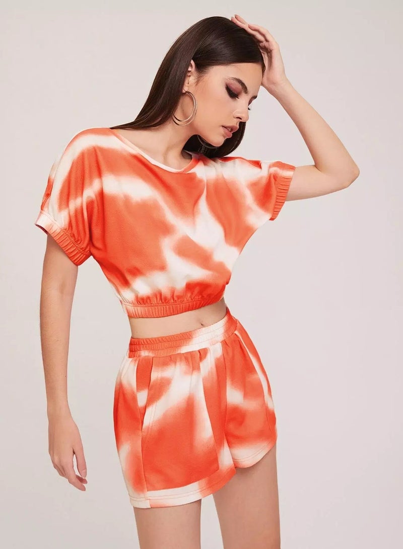 طقم بلوزة وشورت بأكمام أجنحة الخفاش مع صبغات التعادل - Image 3